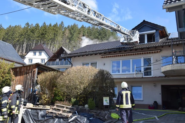 FW-OE: Starke Rauchentwicklung aus Dachgeschoss - Feuerwehr löscht Brand in Wohnhaus