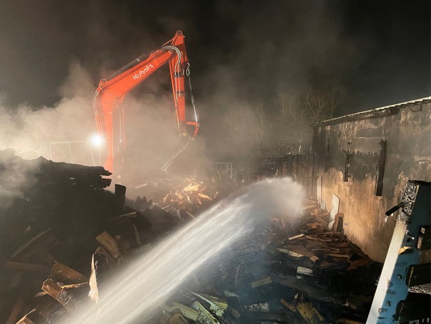 FW Hüllhorst: Brennholzstapel in Flammen - Schwierige Brandbekämpfung