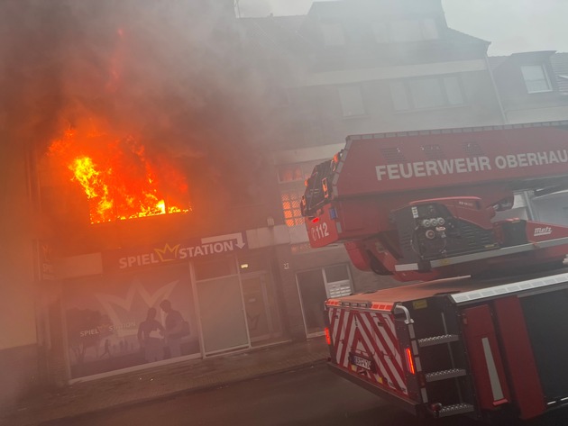 FW-OB: 13 Personen bei Wohnungsbrand in Oberhausen-Mitte gerettet Ein Mann verstirbt nach Fenstersturz an seinen Verletzungen