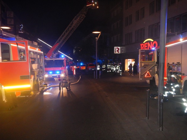 FW-MG: Kellerbrand in Wohn- und Geschäftshaus - acht Personen über Leitern gerettet
