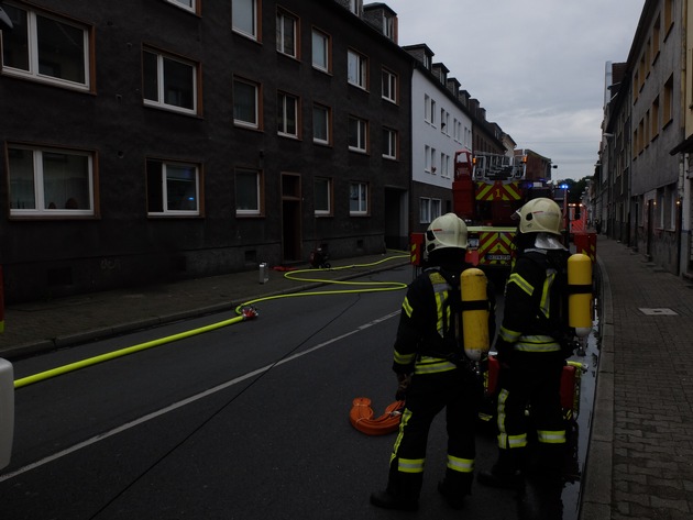 FW-GE: Einsatzreicher Freitag für die Feuerwehr Gelsenkirchen. Feuer in einer Dachgeschosswohnung, Kellerbrand und diverse Brandmeldealarme
