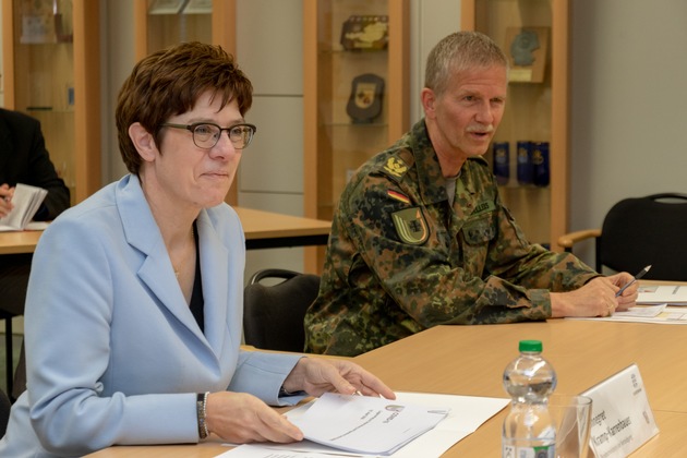Anerkennung für die Leistungen der Bundeswehr: Verteidigungsministerin Kramp-Karrenbauer besucht das Corona-Lagezentrum der Streitkräftebasis in Bonn