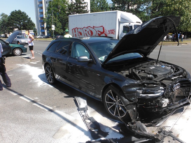 POL-DN: Schwerer Verkehrsunfall fordert vier Verletzte