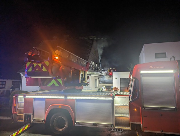 FW-AR: Feuerwehr rückt zu Carportbrand aus