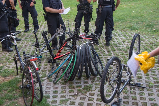 POL-BN: Schlag gegen Fahrraddiebe: Großeinsatz der Bonner Polizei - Bislang 161 Fahrräder in Bonn und Polen sichergestellt