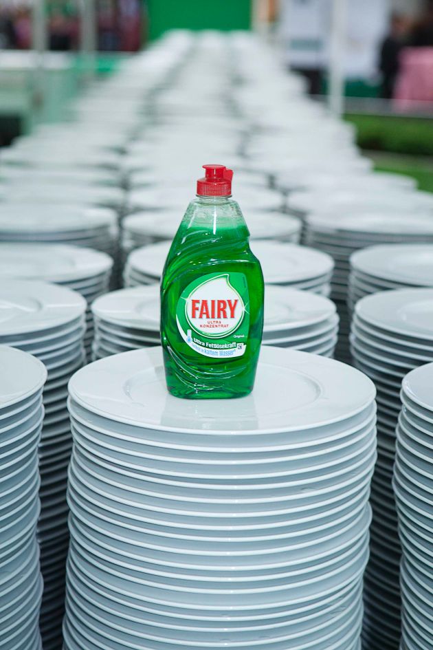 Fairy ist Rekord-Meister! / 1 Flasche Fairy Ultra Konzentrat spült 12.162 Teller bei Deutschlands größter Paella! (BILD)