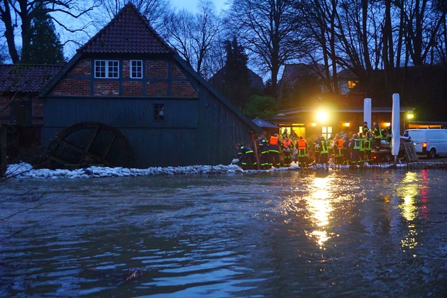 THW-HH MV SH: Hochwasser: THW unterstützt Pump- und Sicherungsarbeiten nach starken Regenfällen im südöstlichen Schleswig-Holstein