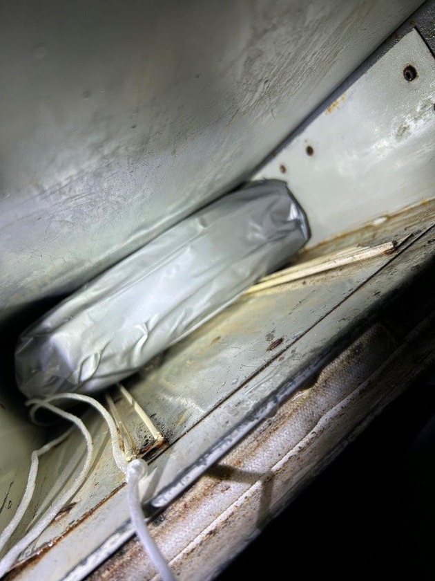 ZOLL-F: 432 Kilogramm Haschisch sichergestellt - Zollhündin entdeckt Rauschgift in großen Mengen
