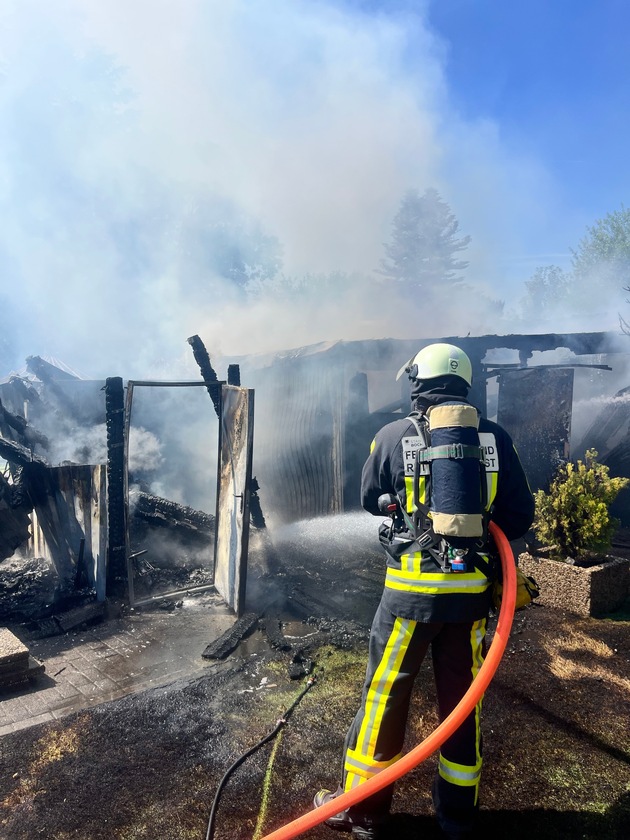 FW-BO: Gartenlaubenbrand in Hofstede verursacht weit sichtbare Rauchsäule