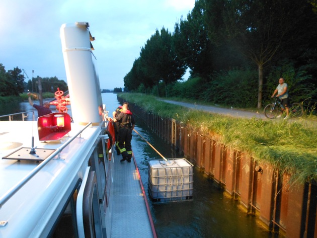 FW-DO: Auf dem Dortmund-Ems-Kanal treibender Container gefährdete Schiffsverkehr.