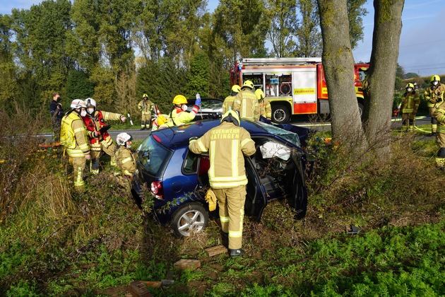FW Ratingen: Schwerer Verkehrsunfall in Ratingen - PKW rast gegen Baum