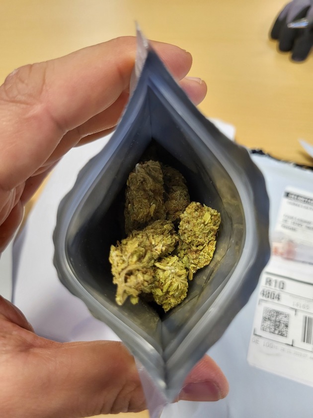 HZA-P: Zoll kontrolliert Postpakete in der Vorweihnachtszeit / 31 Paketsendungen mit 2,5 Kilogramm Cannabis an nur drei Tagen sichergestellt