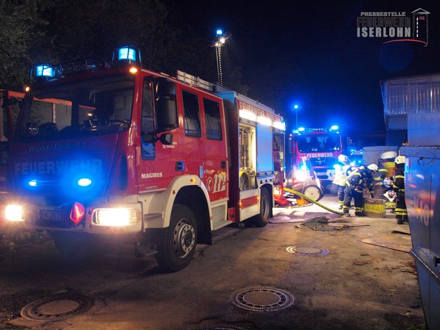 FW-MK: Containerbrand drohte auf Firmenhalle überzugreifen