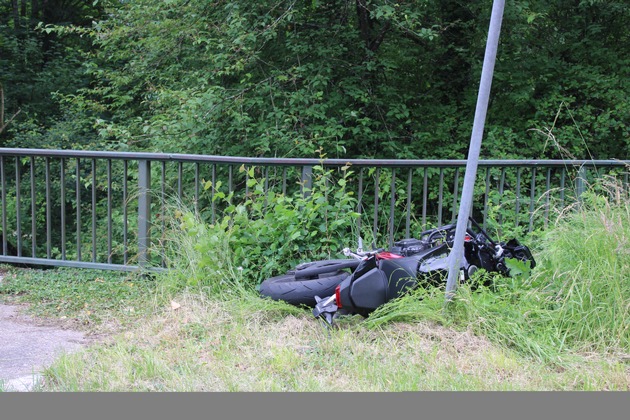 POL-RBK: Odenthal - Fahrschülerin kommt von der Fahrbahn ab und stürzt circa fünf Meter tief