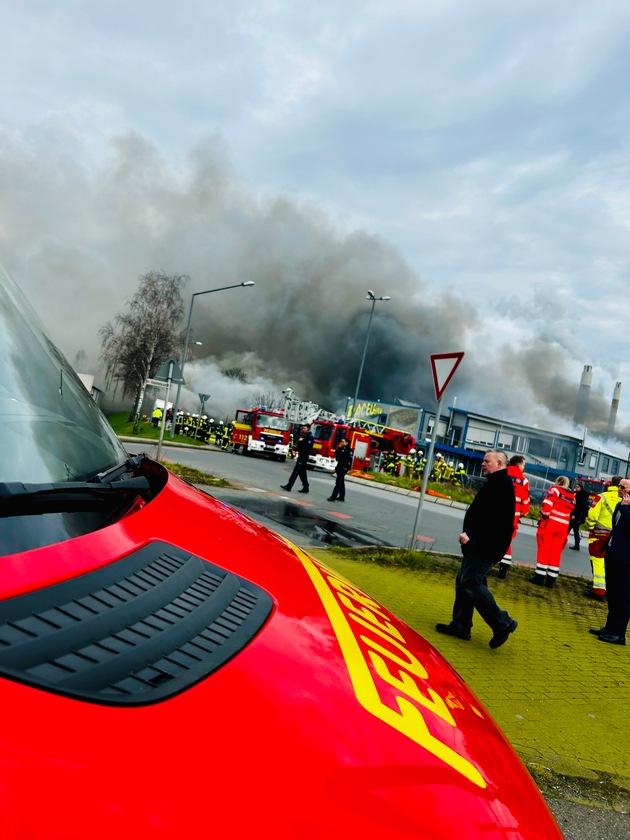 FW-RE: Vollbrand einer Lagerhalle in Herten-Süd - Feuerwehr Recklinghausen unterstützt umfassend die Feuerwehr Herten