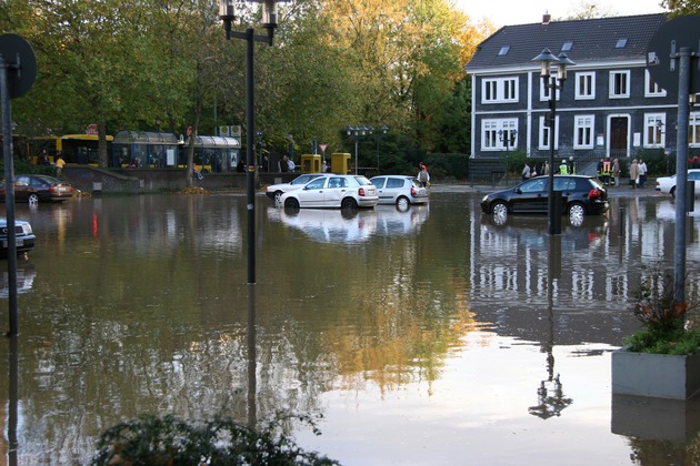 FW-E: Land Unter in Steele, Wasserrohrbruch sorgt für überflutete Straßen und voll gelaufene Keller