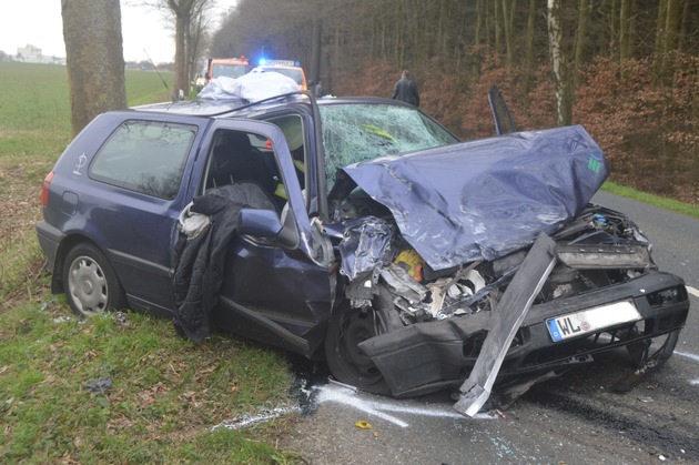 POL-STD: Drei zum Teil schwerverletzte Autoinsassen bei Unfall zwischen Apensen und Ruschwedel