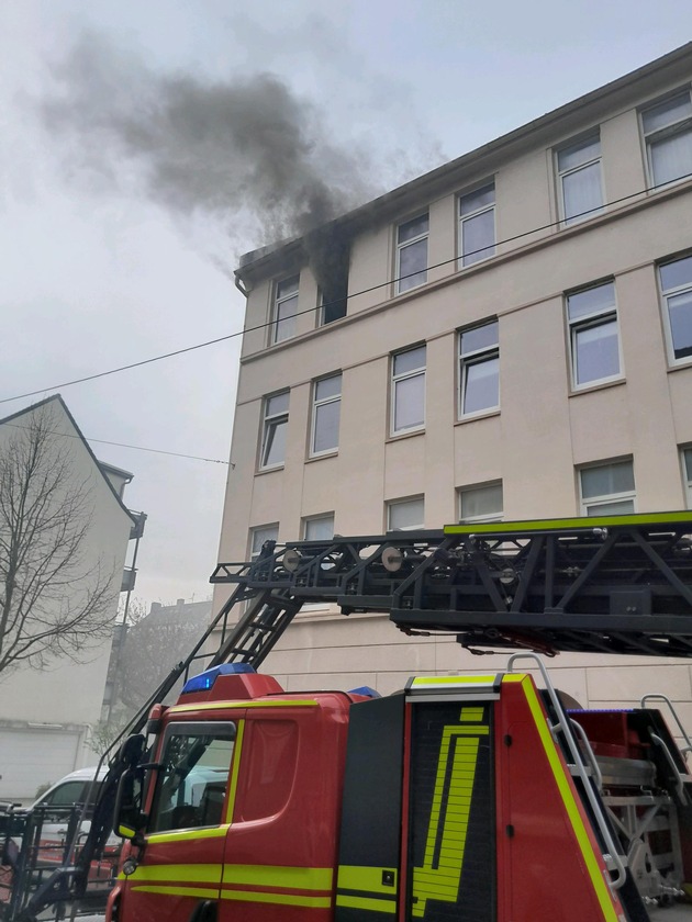 FW Bremerhaven: Wohnungsbrand mit vermissten Personen in einem Mehrfamilienhaus