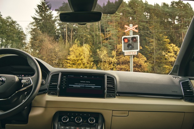Mehr Sicherheit im Straßenverkehr: ŠKODA testet Zugwarnungen für Traffication-Infotainment-App