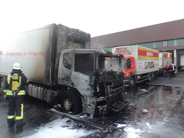 FW-BM: 21.10.2015 Kerpen-Sindorf - LKW steht auf Firmengelände in Vollbrand