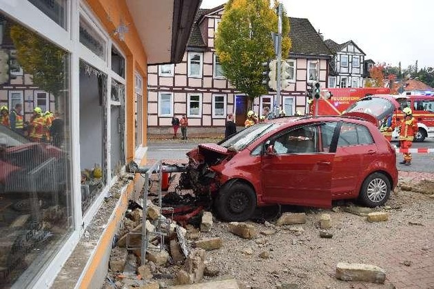 POL-NI: Schwerer Verkehrsunfall mitten in Rodenberg - 87-jährige zum Glück nur leicht verletzt