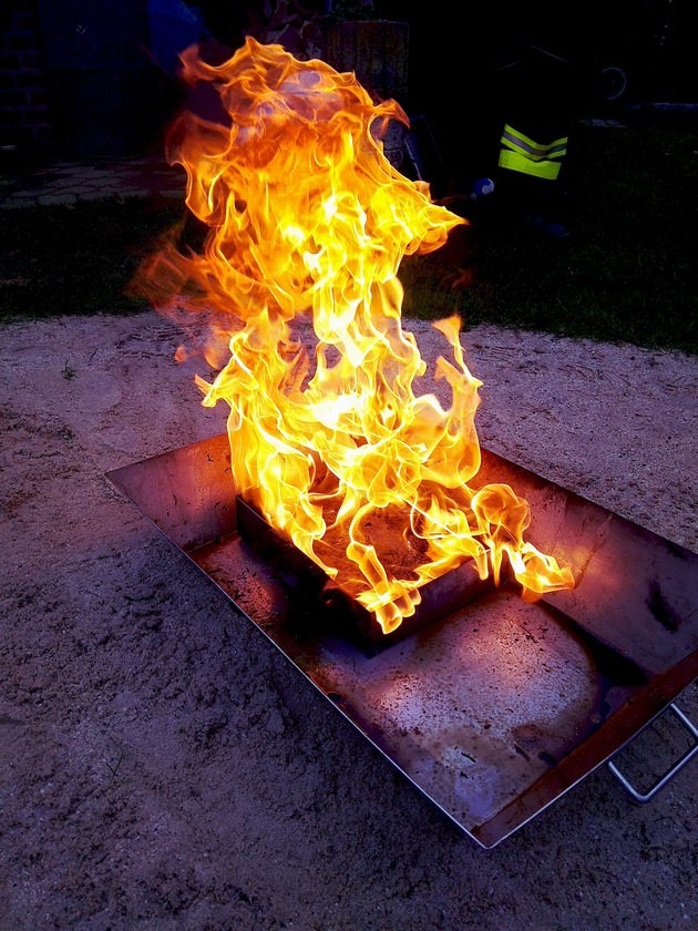 FW-KLE: Wachs in Kamin entzündet