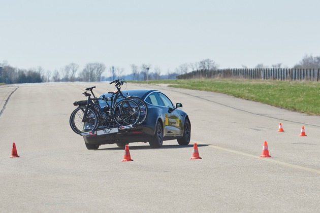 Sicher das Fahrrad transportieren / ADAC testet Fahrradträger für die Anhängerkupplung / Gute Qualität, aber große Unterschiede bei Handhabung und Preis