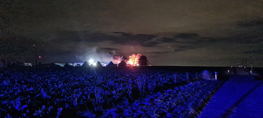 FW Grevenbroich: Feuer auf Grevenbroicher Schaf-Farm / Feuerwehr rettet hunderte Tiere - rund achtstündiger Einsatz der Wehr