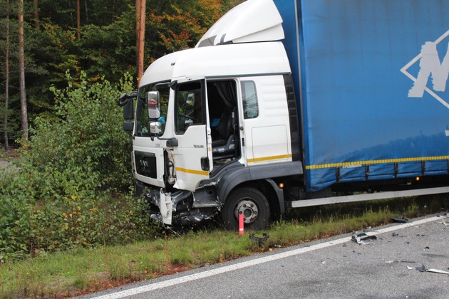 POL-PDKL: A6/Kaiserslautern, Pkw kracht in Lkw, Fahrerin leicht verletzt