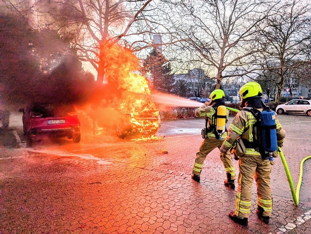 FW Ratingen: Brennender PKW und eine Person im Wasser - Feuerwehr Ratingen im Einsatz