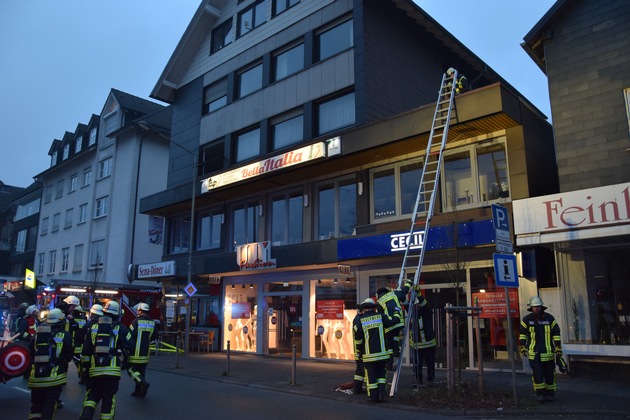 FW-OE: Feuerwehr rettet 2 Personen nach Kellerbrand in Wohn- und Geschäftshaus