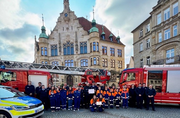 POL-WOB: Spendenübergabe an die Kinder- und Jugendfeuerwehren der Stadt Helmstedt