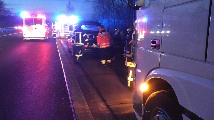 FW-WRN: TH_Person_klemmt - LKW gegen PKW unklar eingeklemmt