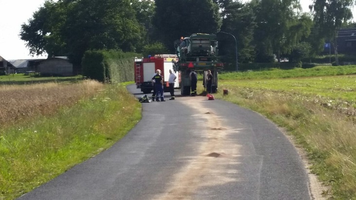 FW-KLE: Erntemaschine verliert Betriebsmittel. Feuerwehr beseitigt 500 Meter Ölspur / Arbeitsreiche Woche für die Einsatzkräfte.