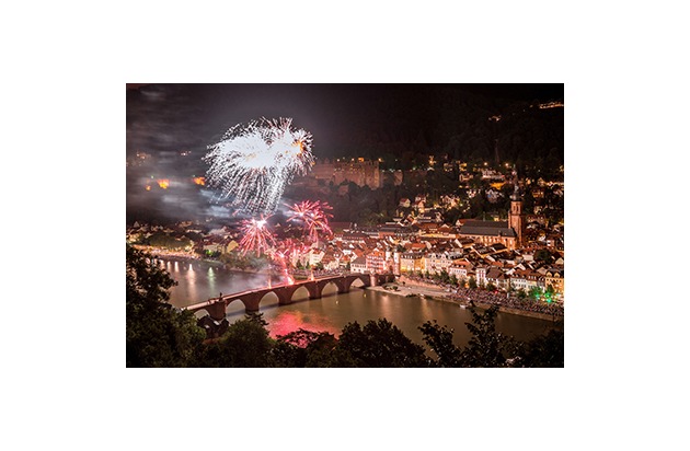 Magischer Glanz über Neckar und Schloss