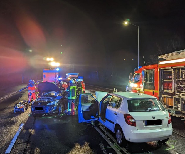 FW-MH: Drei Verletzte nach Verkehrsunfall in Mülheim-Saarn