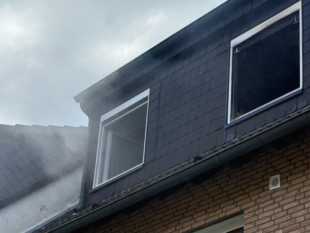 FW Ratingen: Wohnungsbrand mit Gebäudeschaden - Feuerwehr Ratingen im Einsatz