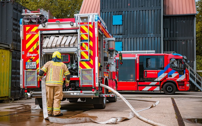 FW Gronau: 130 deutsche und niederländische Feuerwehrkräfte üben gemeinsam / Gelebte Zusammenarbeit der Feuerwehren aus der niederländisch-deutschen Grenzregion beim 2. Internationalen Treffen der Feuerwehren