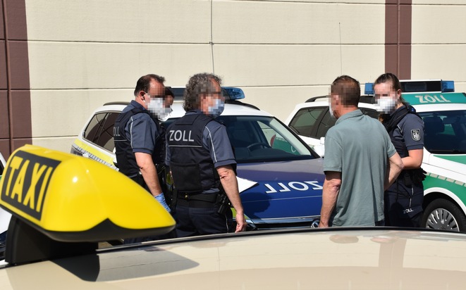 HZA-KR: Zoll ermittelt gegen Taxiunternehmen in Krefeld