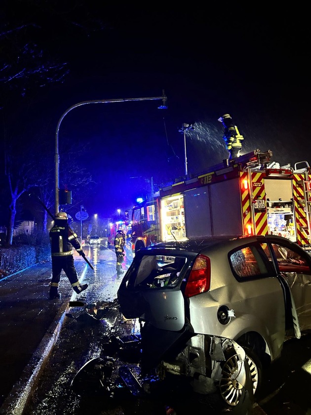 FW-WRN: Verkehrsunfall auf der Stockumer Straße