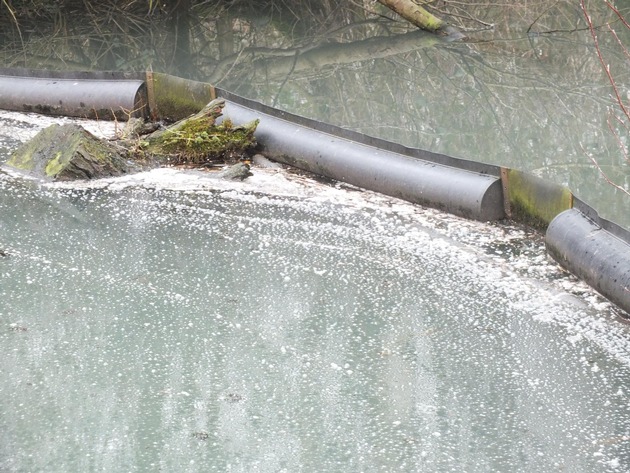 POL-SE: Barmstedt - Gewässerverunreinigung im Küsterkamp