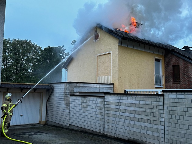 FW Menden: Dachstuhlbrand in der Schlesienstraße