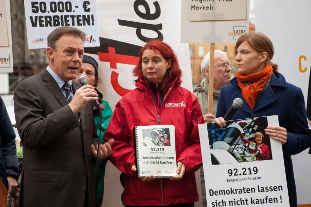 LobbyControl und Campact übergeben 100.000 Unterschriften an Innenminister Friedrich und SPD-Verhandlungsführer Oppermann / Obergrenze für Parteispenden und klare Regeln für Lobbyisten gefordert