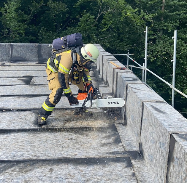 FW-EN: Schwelbrand in Holzflachdach - Brandausbreitung konnte verhindert werden