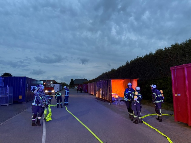 FW-WRN: Brennender Seefrachtcontainer im Gewerbegebiet Baaken