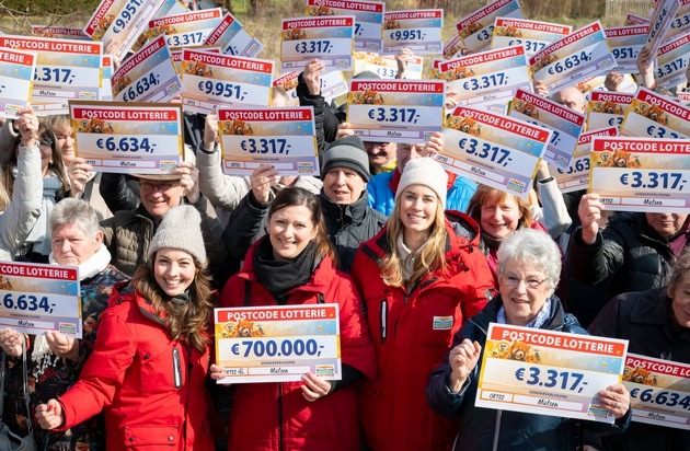 Mega-Monatsgewinn in Mülsen: Postcode Lotterie verteilt 1,4 Millionen Euro an Gewinnergruppe