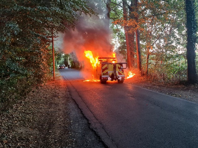 FW Bocholt: Fahrzeugbrand auf der Schloßallee - Feuerwehr Bocholt im Einsatz