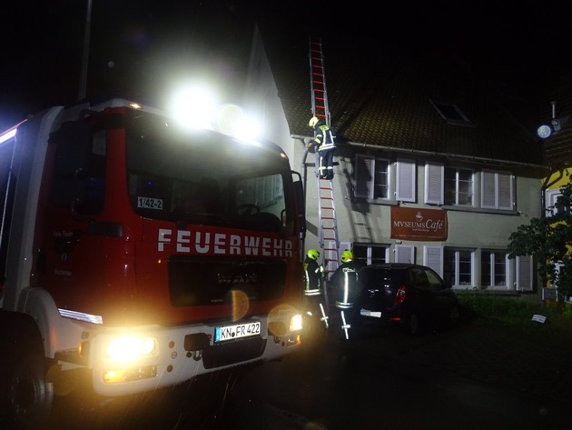 FW Reichenau: Während Unwetter-Nacharbeiten, Blitz in Straßenlaterne eingeschlagen