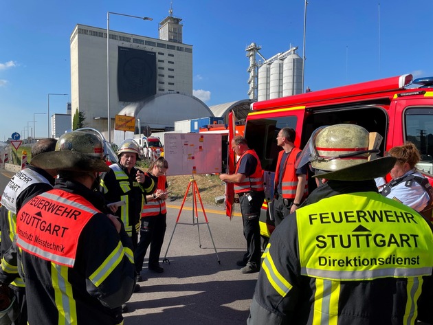 FW Stuttgart: Samstag, 04.06.2022: Großbrand bei einem Recyclingbetrieb