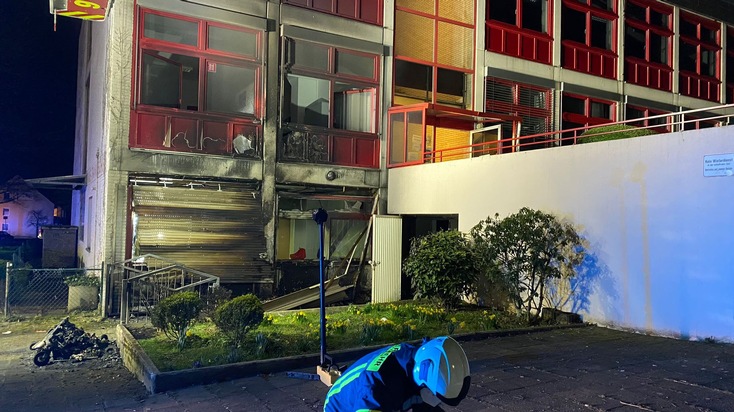 FW Mettmann: Mehrere Containerbrände - Gebäude der Anne-Frank Schule beschädigt